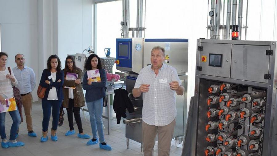 Participantes nas sesións prácticas desenvolvidas na planta piloto da APLTA