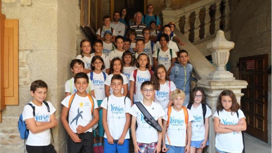 Foto de grupo dos rapaces e rapazas da última quenda do Verán Campus USC