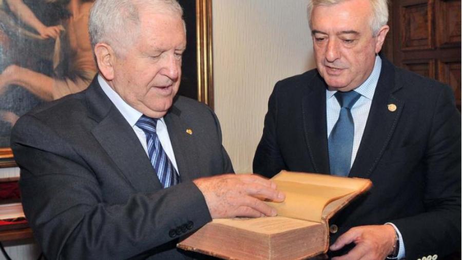 Modesto Seara ensinoulle ao reitor os exemplares (Foto: Santi Alvite)