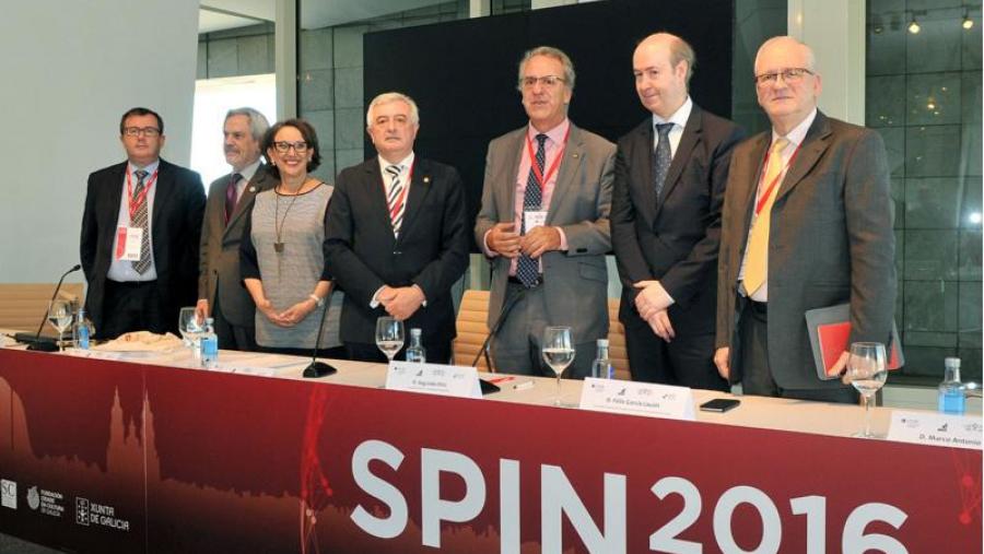 O reitor (no centro) presidiu o acto de sinatura (Foto: Santi Alvite)