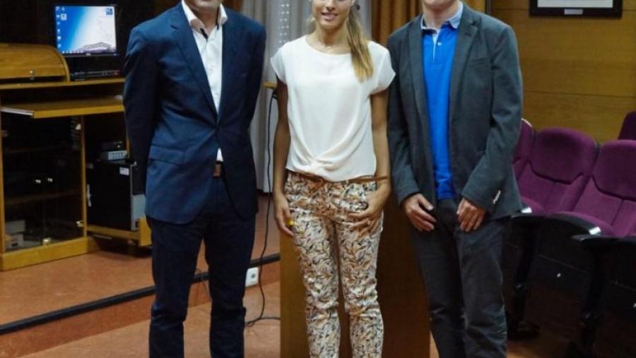 A doutora Paula Vélez co profesor Ángel García (á súa dereita) e José María García Acuña