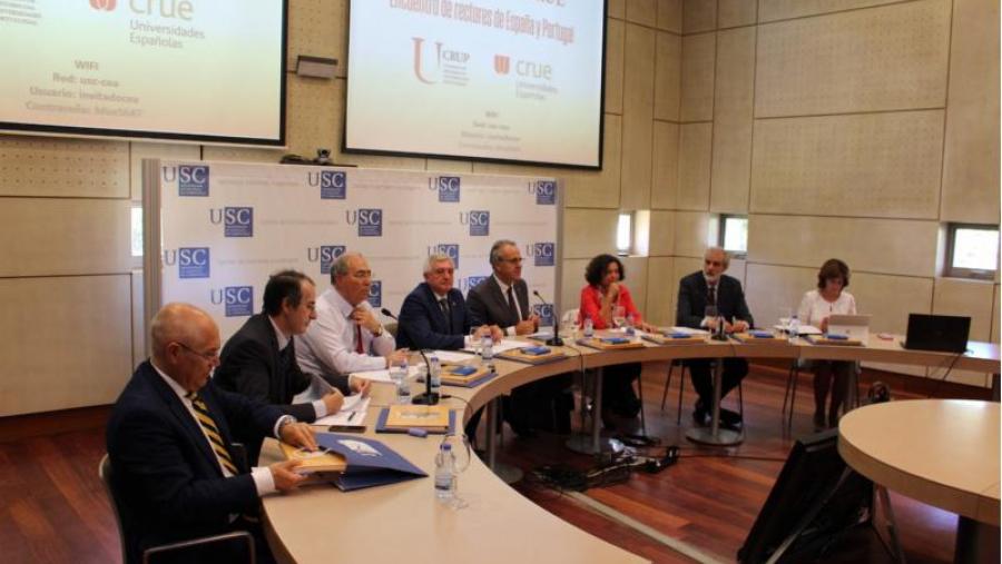 De esquerda a dereita, Juan Juliá, vicepresidente executivo da CRUE; Fernando Suárez; reitor da Universidade Rei Juan Carlos; Roberto Fernández, vicepresidente da CRUE; Juan Viaño, Segundo Píriz;...