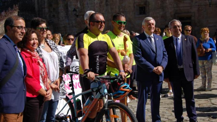 A Orellana recibiuno unha comitiva na que participaron os reitores de Santiago, Granada, Sevilla e Málaga ademais de representantes do Concello compostelá e de AECC