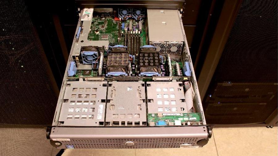 Vista da arquitectura interna dun dos servidores instalados no CiTIUS