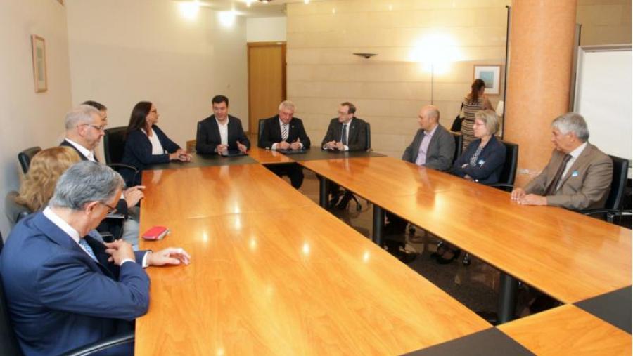 No encontro co conselleiro, o reitor estivo acompañado da decana da Facultade así como dunha representación do profesorado do centro. Foto: Xunta