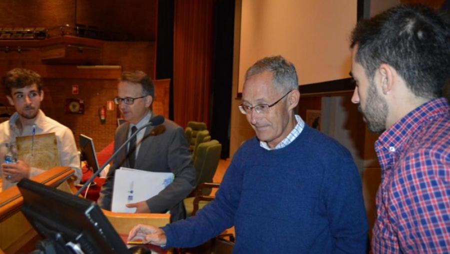 Carracedo, no centro, entre Bueno e dun dos organizadores da xornada, en Veterinaria