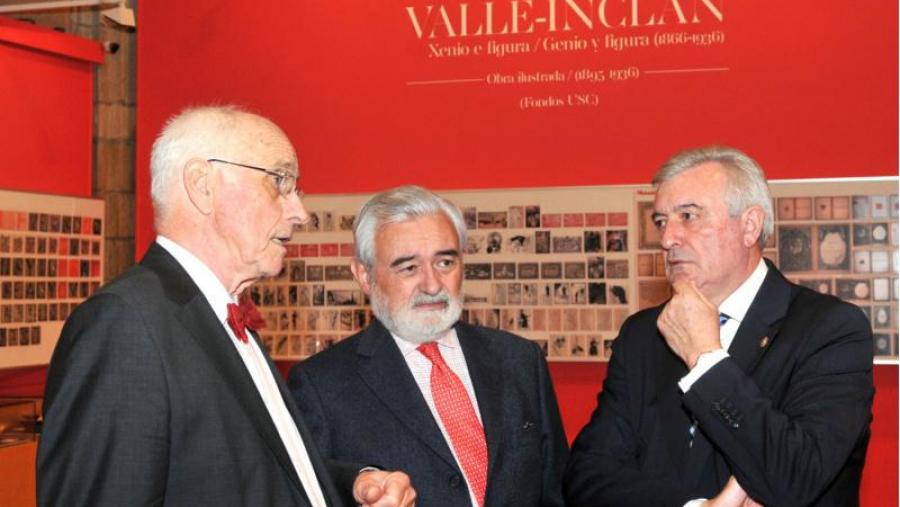 Juan Viaño, Darío Villanueva e Jean Fraçois Botrel conversan antes de comezar o acto (Foto: Santi Alvite)