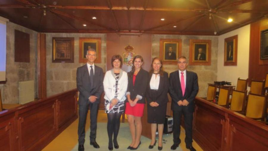 Isabel Prada, no centro, cos directores da súa tese e membros do tribunal