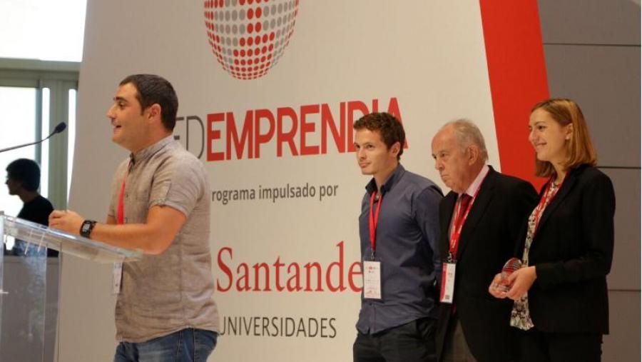 O equipo de GenDR recollendo o seu premio en Spin2016 (Foto: RedEmprendia)