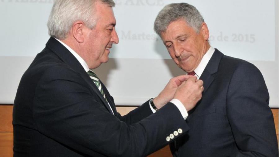 O reitor impúxolle o ano pasado a Alberto Arce (á dereita) a Insignia de Ouro da USC (Foto: Santi Alvite)