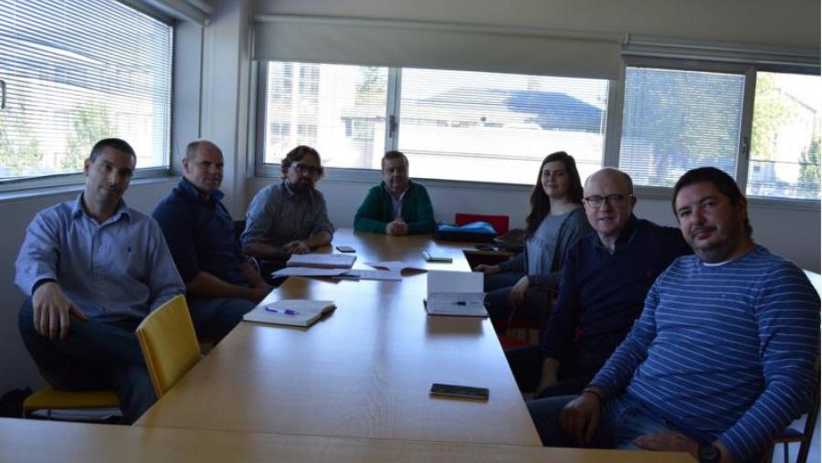 Vila, Díaz-Maroto e Conde, no centro da imaxe con representantes de Irish Distillers Inc., no campus lugués