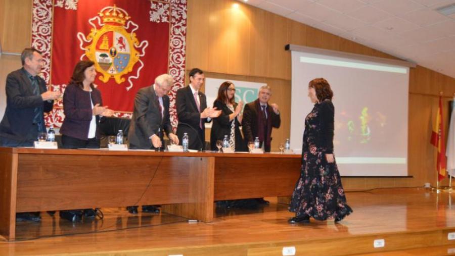 María Jesús Varela Pulpeiro recibe o premio do concurso 'A Ciencia en Imaxe', na Facultade de Ciencias