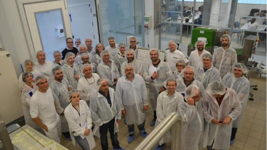 Participantes nos obradoiros de elaboración de queixo de pasta branda na Aula de Produtos Lácteos e Tecnoloxías Alimentarias (APLTA) da USC