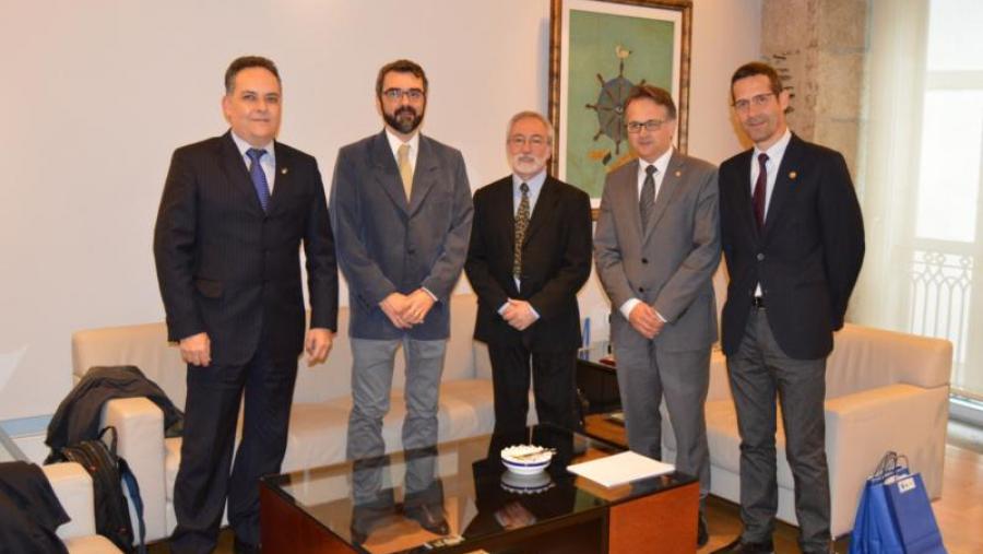 Os vicerreitores Javier Bueno e Andrés Barreiro (á dereita), con responsables institucionais da Universidade Tecnolóxica Federal do Paraná