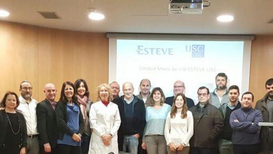 Mabel Loza, no centro da imaxe, acompañou un grupo na súa visita