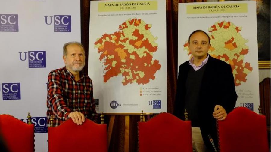 Os profesores Barros Dios (esquerda) e Ruano diante do mapa de radon galego por concellos (Foto: SERVIMAV-USC)