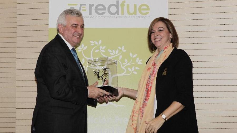 O reitor recibiu o premio da man de Marina Villegas (Foto: Comunicación REDFUE)