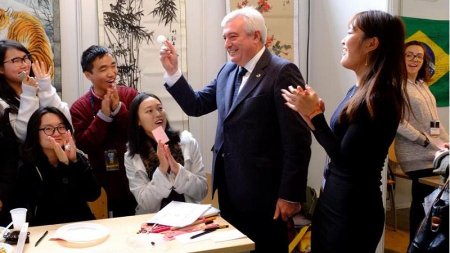 O reitor Juan Viaño, nun momento da visita a un dos stands. Foto: Servimav-USC