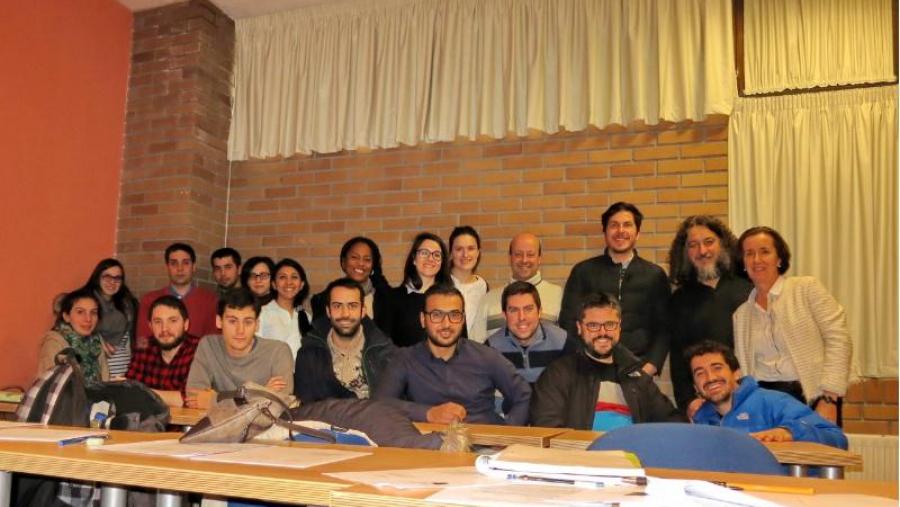 José Mario Mora, terceiro pola dereita na fila de pé, con compañeiros de promoción do Máster en Dirección de Proxectos da USC