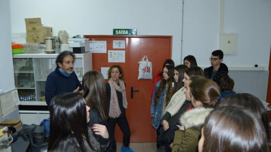 Estudantes do IES Isidro Parga Pondal, nas instalacións do Laboratorio de Micropropagación da EPS