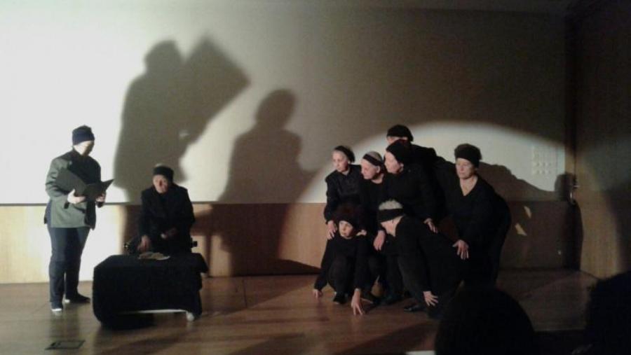 Escenas de 'Unha noite foi o trebón, a cargo de actores do grupo de teatro do IV Ciclo da USC