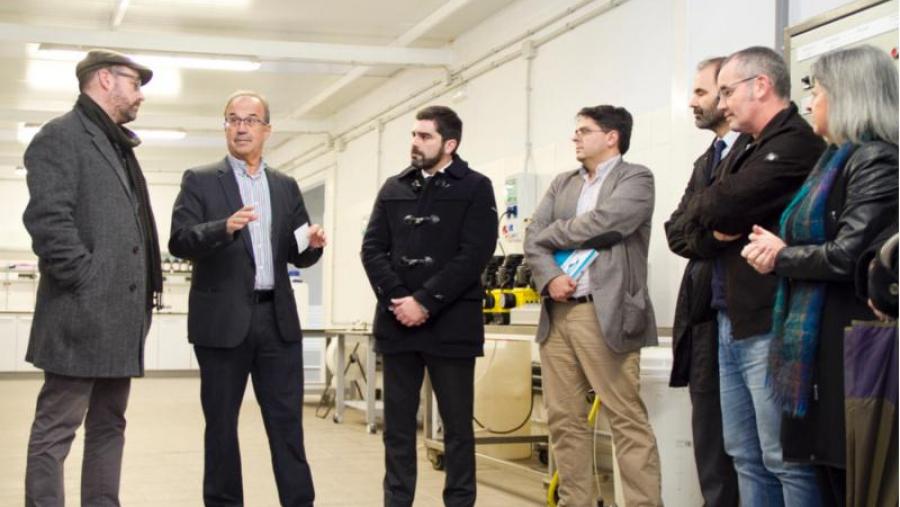 O profesor Juan Lema explicoulles aos asistentes as potencialidades da plataforma (Foto: Iria Lema)