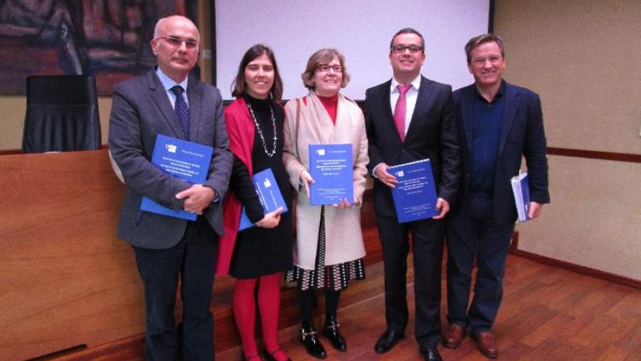 Pedro Varela, segundo pola dereita, cos integrantes do tribunal e a directora do traballo (no centro)