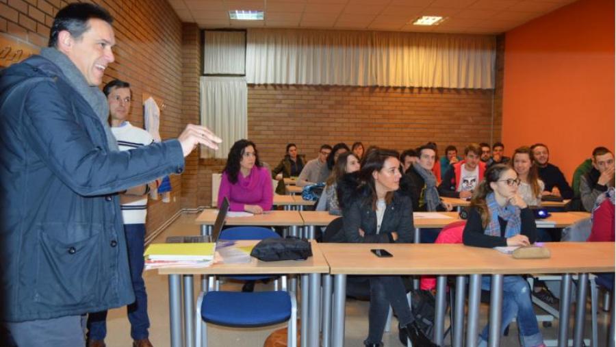 Tomás Cuesta, á esquerda, e Adolfo López, dan a benvida aos participantes no curso