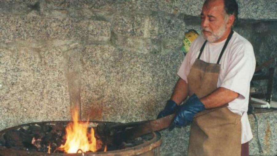 Unha escultura feita cunha prótese de cadeira, para a Facultade de Medicina