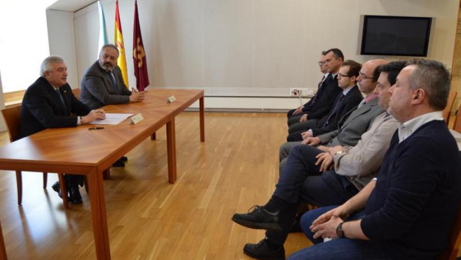 Juan Viaño, á esquerda, e José Manuel Iglesias, no acto desenvolvido na Vicerreitoría de Coordinación de Lugo