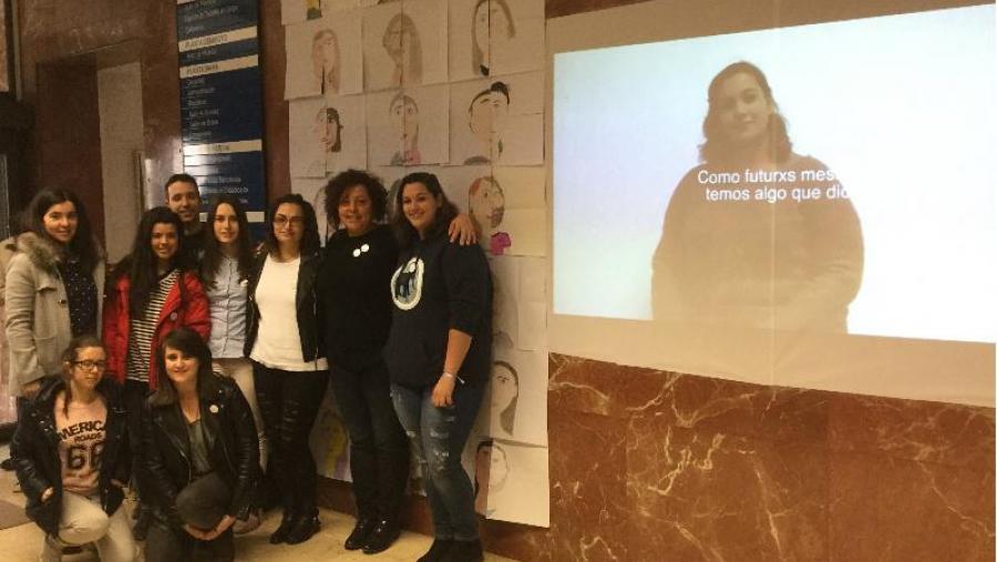 Autores do vídeo, na instalación colocada no vestíbulo de Formación do Profesorado