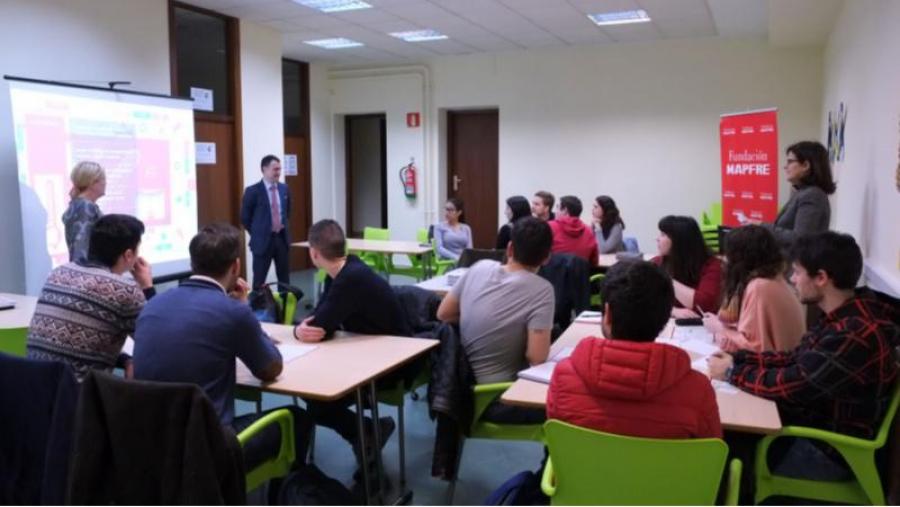 Aprenden cultura financeira na USC cun xogo de mesa