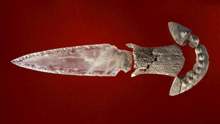 Puñal de folla de cristal de roca e mango de marfil de Montelirio (Sevilla). Crédito: M. A. Blanco; Grupo ATLAS, Universidade de Sevilla