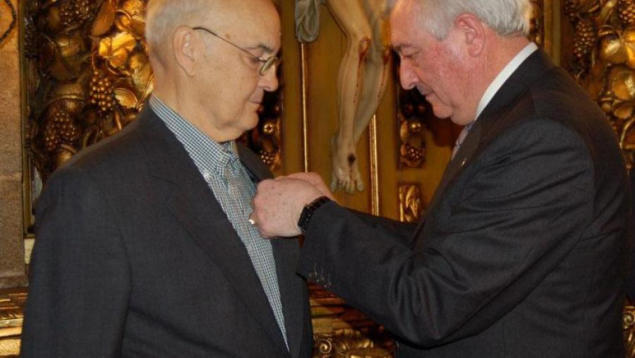 O reitor impúxolle a Insignia de Ouro nun acto no Salón de Graos de San Xerome. Foto: Servimav-USC