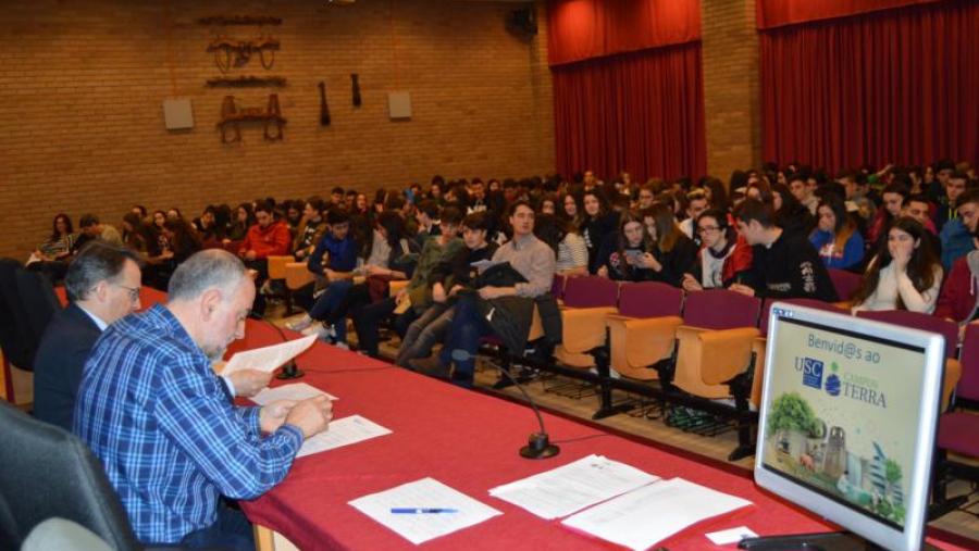 Bueno e López dan a benvida aos estudantes de ensino medio na Escola Politécnica Superior de Lugo
