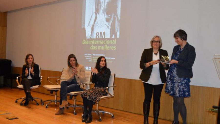 Carme Silva, á esquerda, entrega unha placa conmemorativa a Dolores Fernández