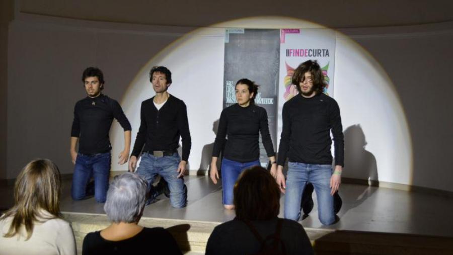 Intervención teatral da compañía USC-Lugo na presentación do XXIII Festival de Teatro Universitario