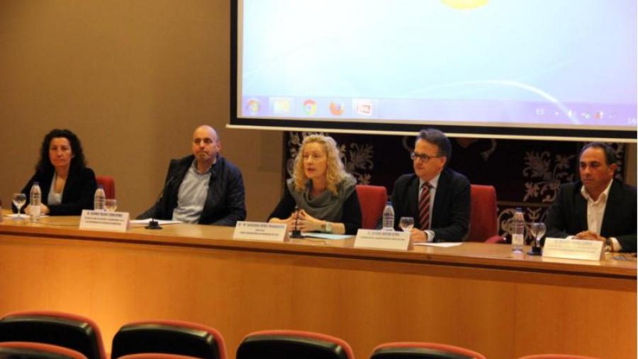 Bueno e Núñez, no centro, na apertura das xornadas en Enfermaría