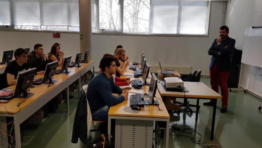 Modesto Gómez, nun momento da sesión formativa para buscar emprego