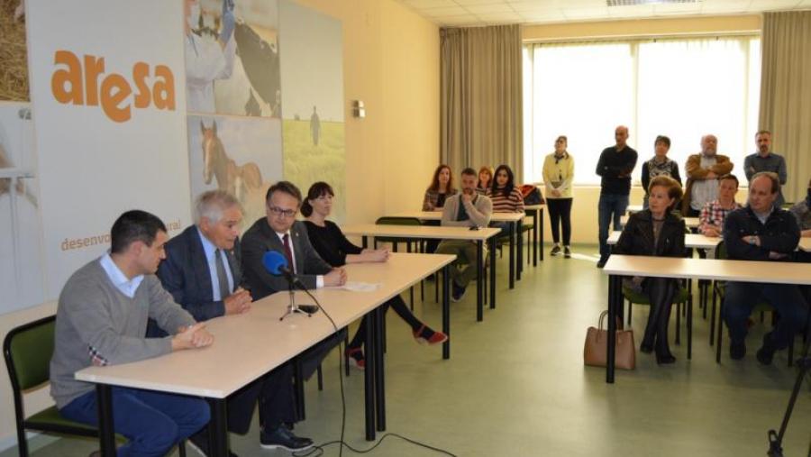 De esquerda a dereita, Germán Santamarina, Álvaro Rodríguez, Javier Bueno e Carlota López, na apertura da Aula Aresa 2 da Facultade de Veterinaria