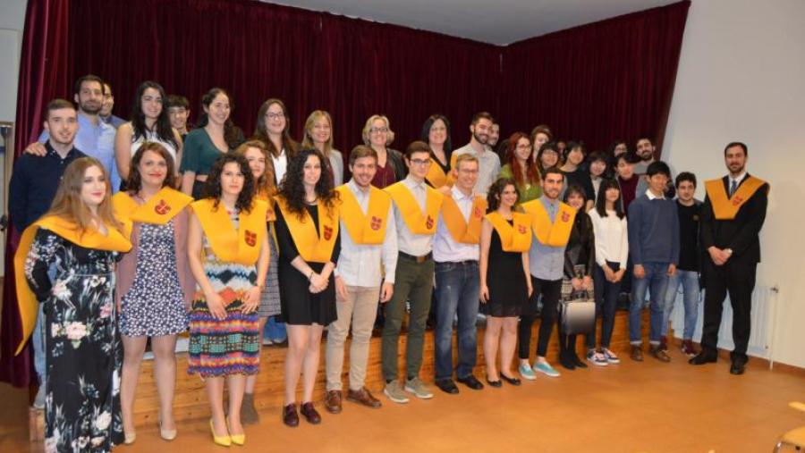 Fotografía de familia da última promoción de residentes da 'Bal y Gay'