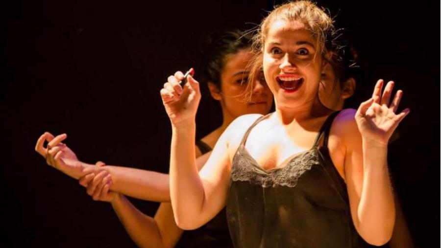 A Aula de Teatro da USC volve colectar o premio ao Mellor Espectáculo no Festival da Beira Interior. Foto: Aula de Teatro