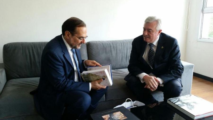 Óscar Pujol Riembau conversa en Rio de Janeiro co reitor Juan Viaño