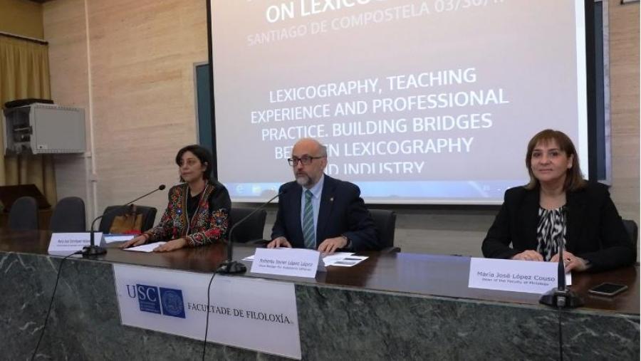 De dereita a esquerda, a decana María José López Couso, o vicerreitor Roberto López e a profesora María José Domínguez