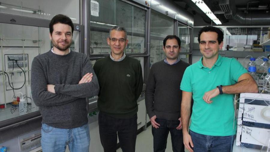 Os autores Alberto Fuertes (dereita) e Lionel Ozores (esquerda) xunto a J. Granja e M. Amorín (centro). Foto: Andrés Ruiz