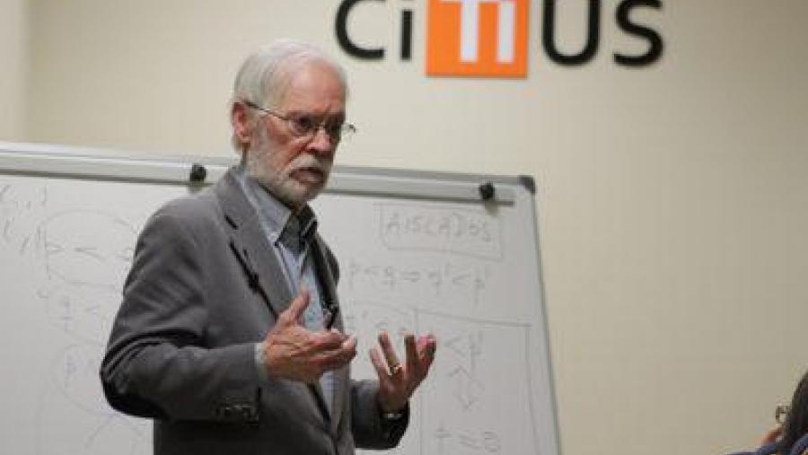 Enric Trillas imparte no CiTIUS da USC un seminario sobre lóxica borrosa, materia na que foi pioneiro en España 