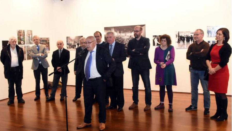 O fotógrafo Manolo Blanco interviñendo na inauguración (Foto: Santi Alvite)