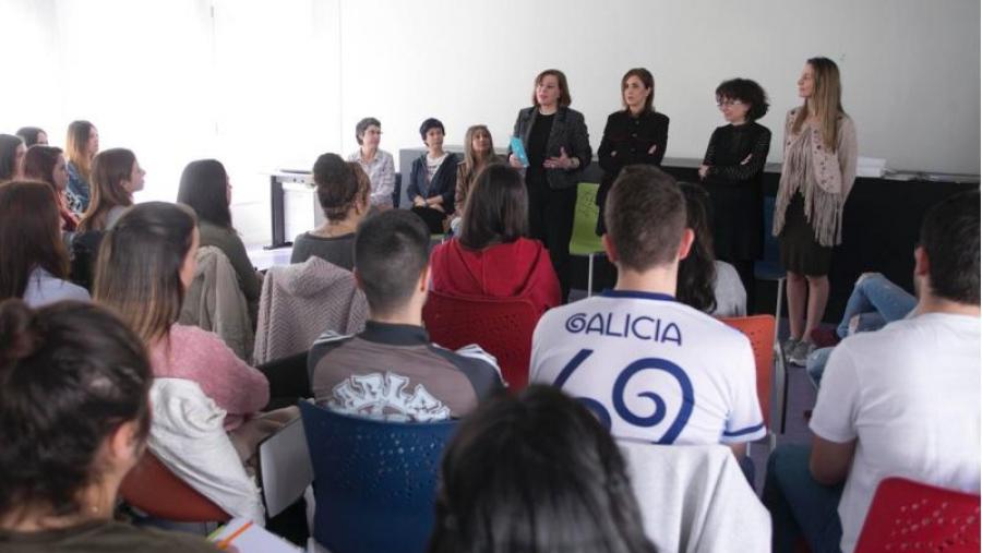 Alumnado de Traballo Social coñece o labor do Centro de Recuperación Integral para Mulleres