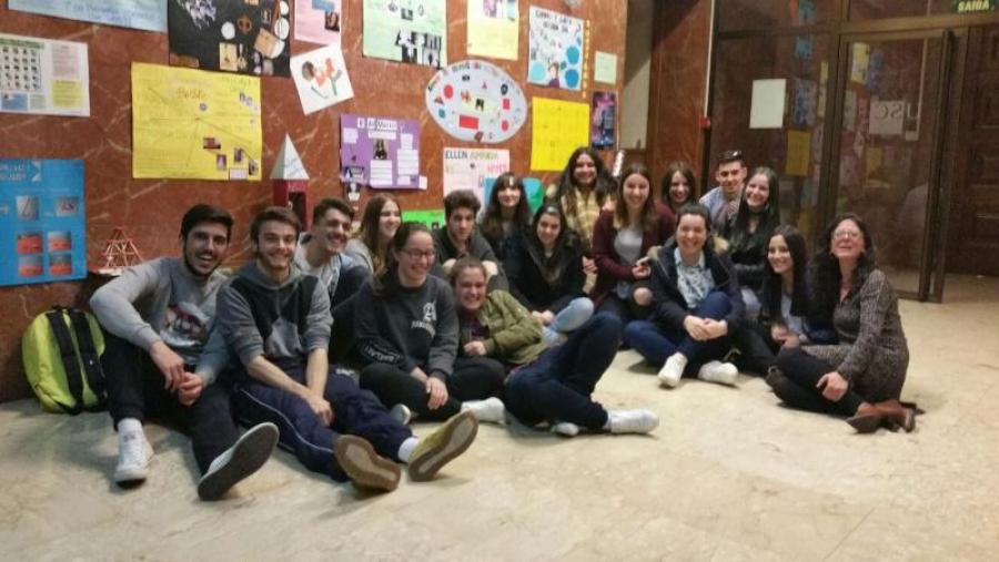 Rodríguez Vivero con estudantes do grao de Mestre en Educación Primaria, diante da mostra exposta en Formación do Profesorado