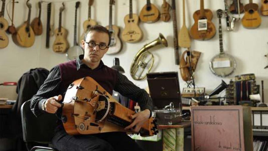 Germán Díaz, con instrumentos de música tradicional